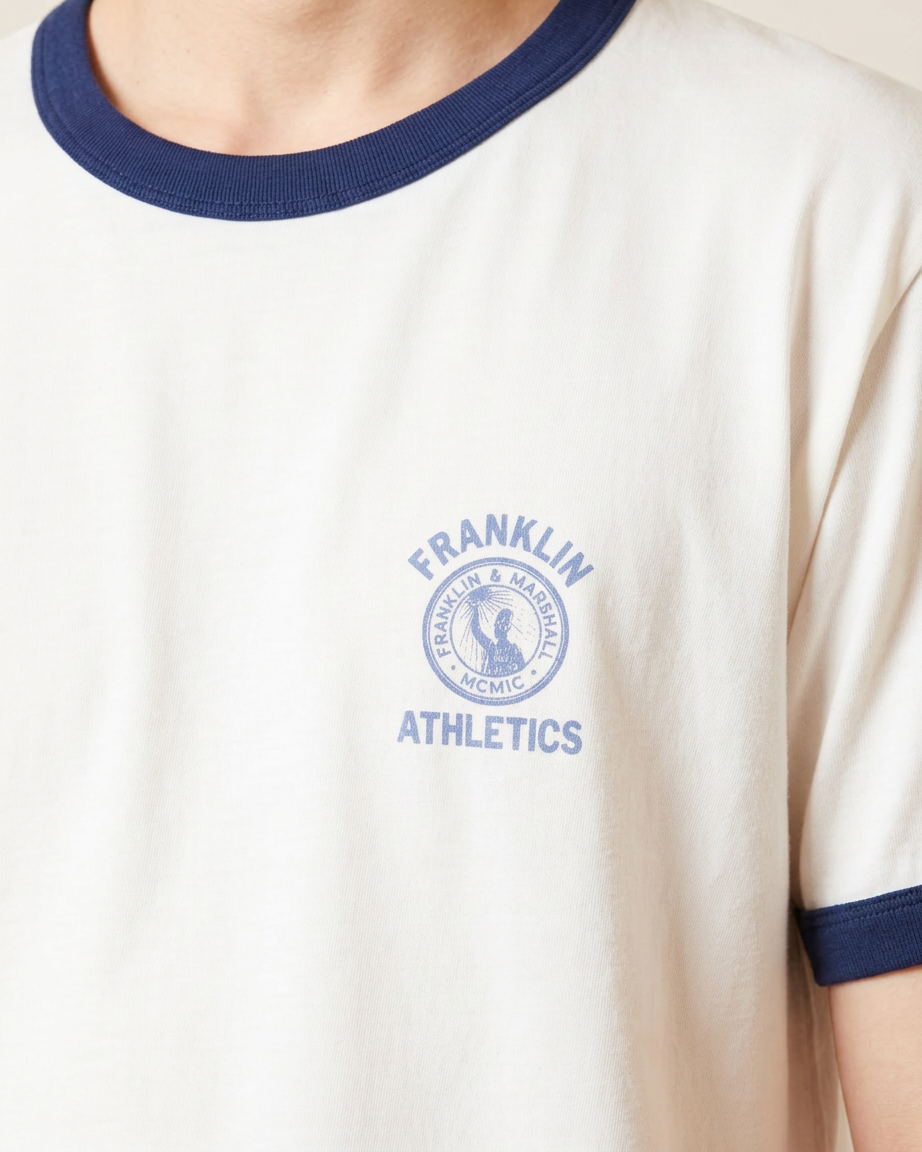 L'iconica t-shirt a contrasto