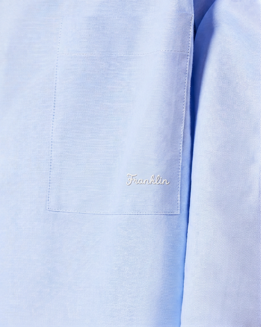 Camisa modelo "Comme" con bolsillo y bordado.