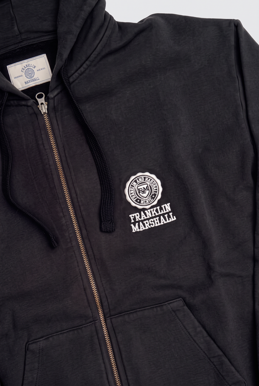 La icónica sudadera con cremallera y capucha de la colección "Heritage"