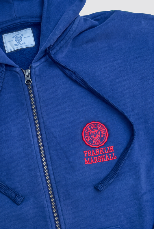 La icónica sudadera con cremallera y capucha de la colección "Heritage"