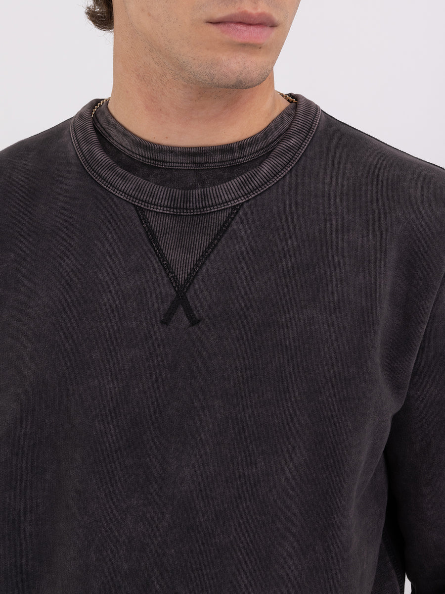 Marble wash sweatshirt with triangle-shaped detail on the collar
