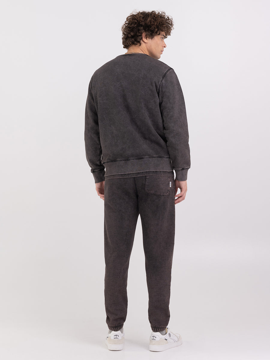 Sweatshirt with V detail on the collar and lettering logo print