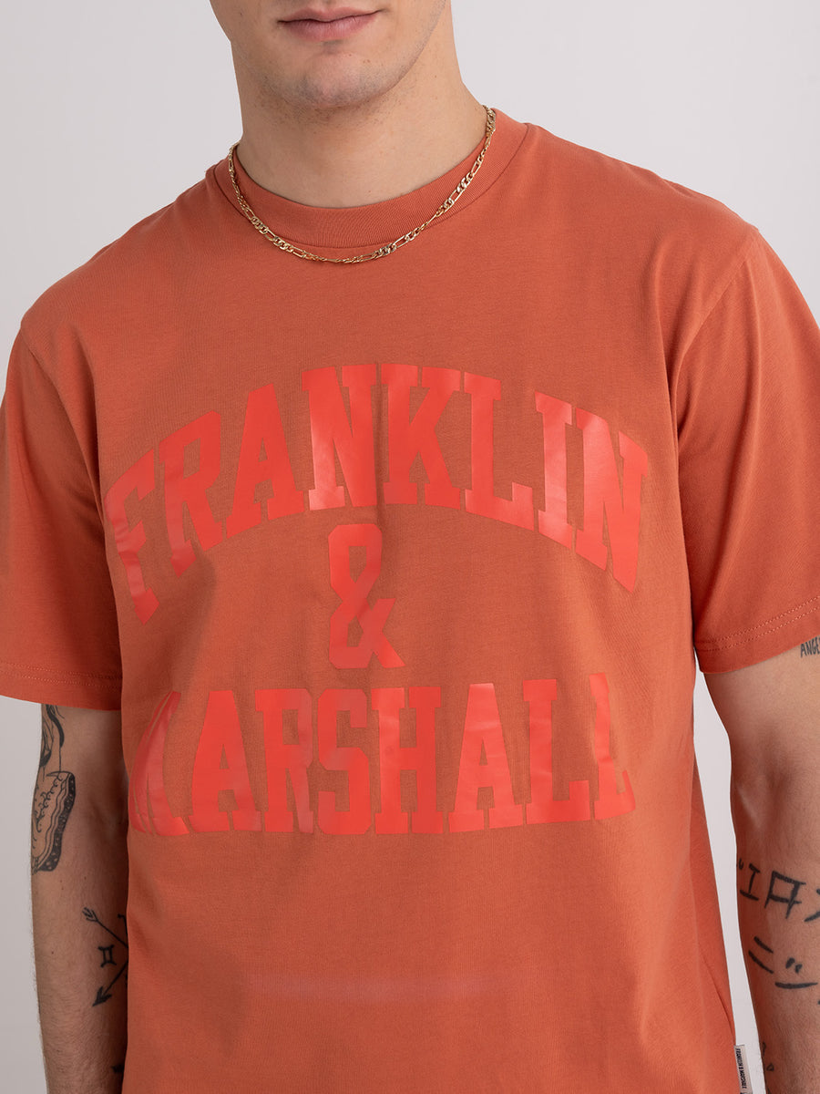 Agender t-shirt with arch letter print