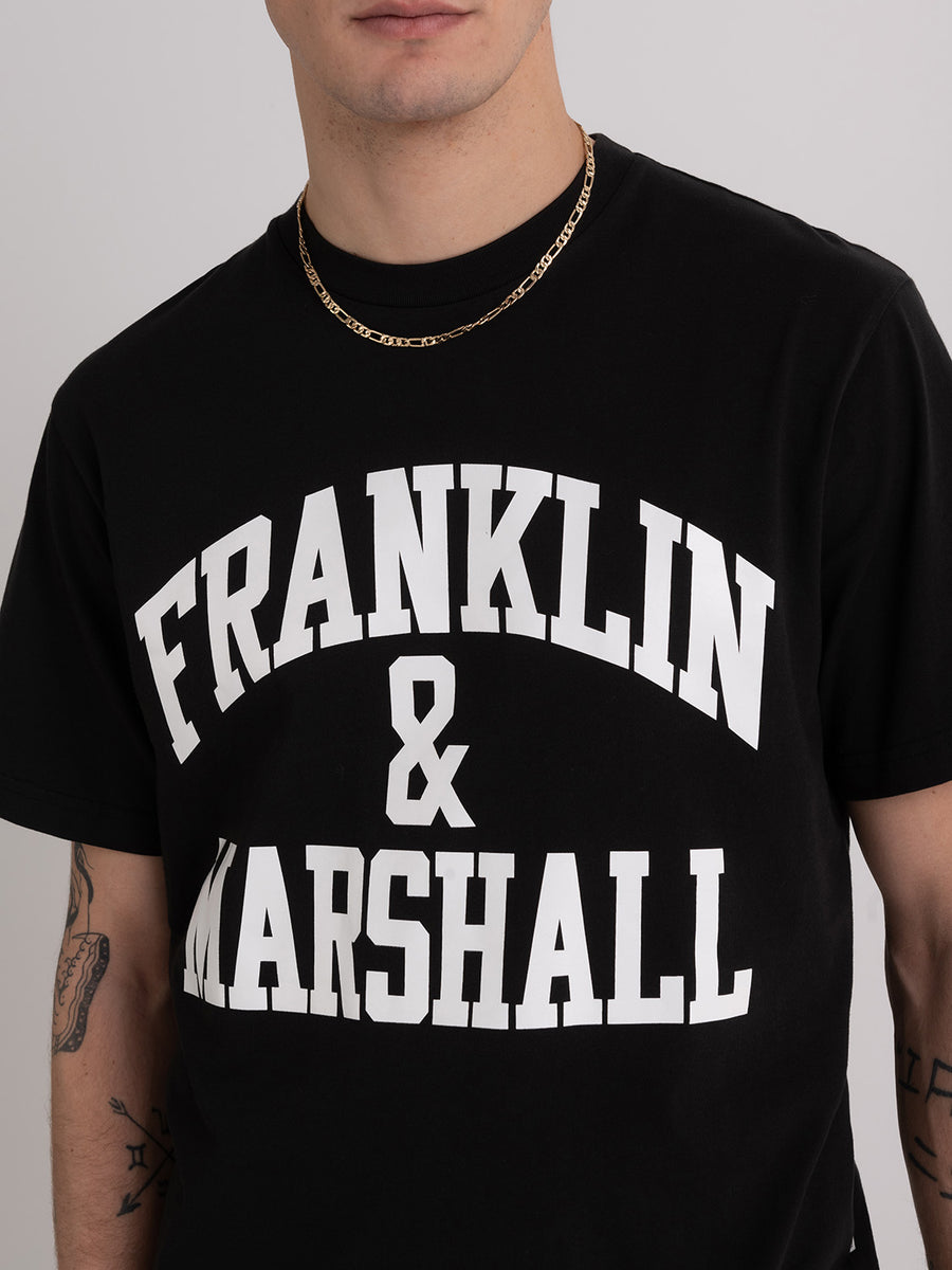 Agender t-shirt with arch letter print