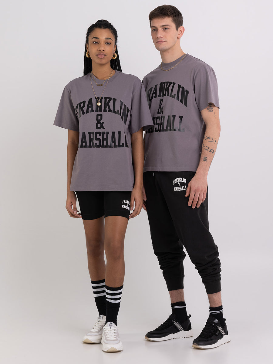 Agender t-shirt with arch letter print