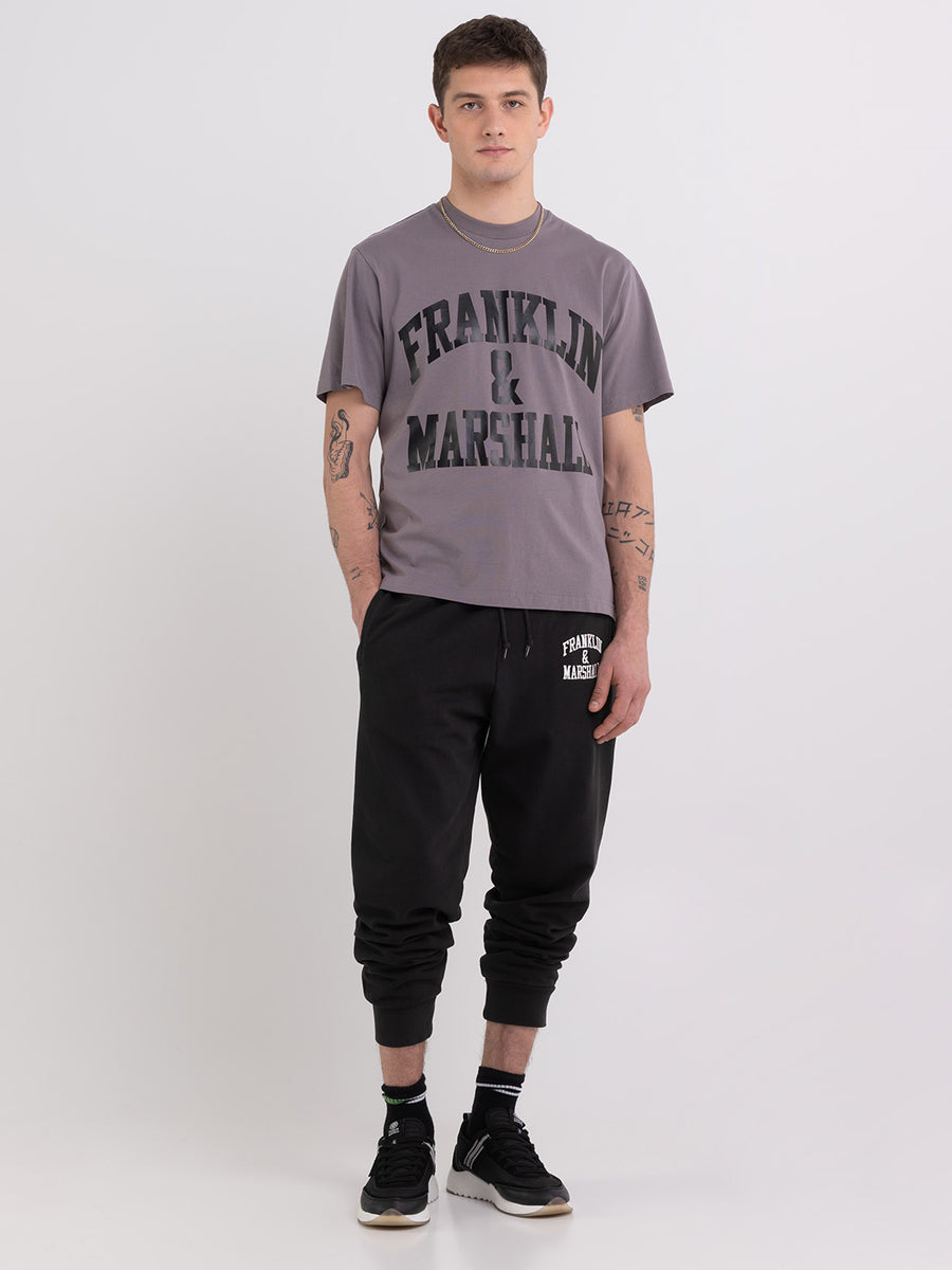 Agender t-shirt with arch letter print