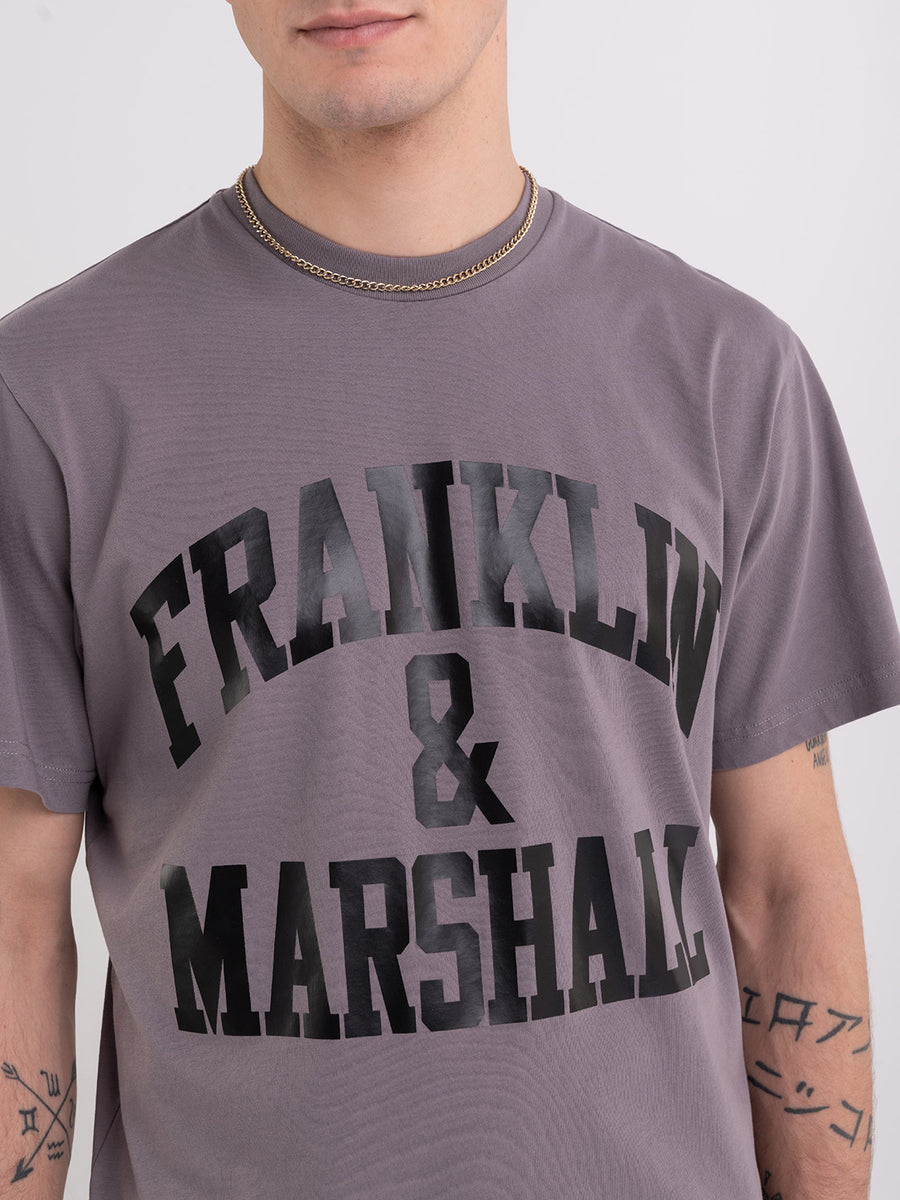 Agender t-shirt with arch letter print