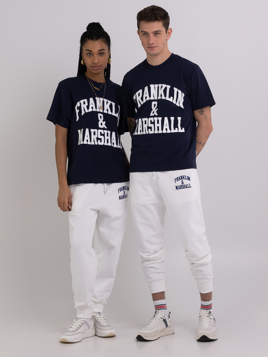 Agender t-shirt with arch letter print
