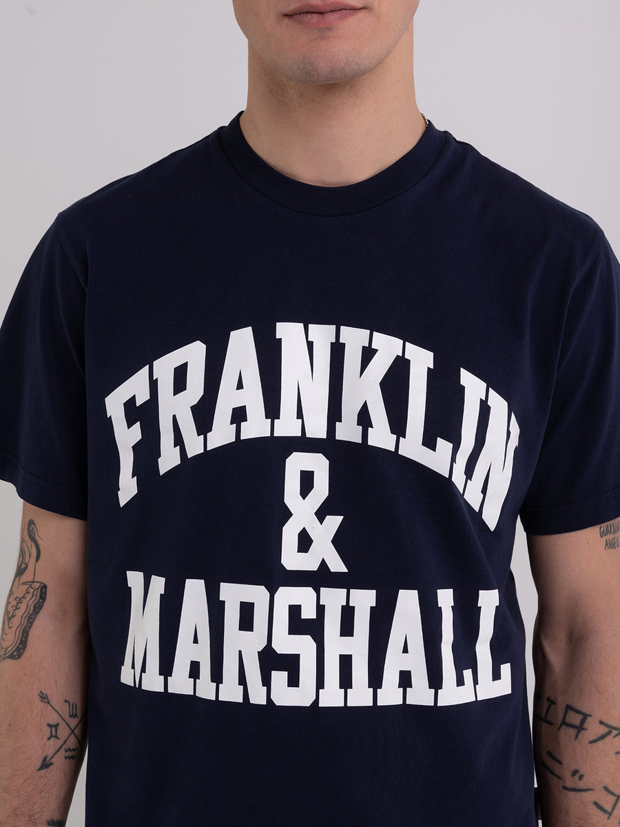 Agender t-shirt with arch letter print
