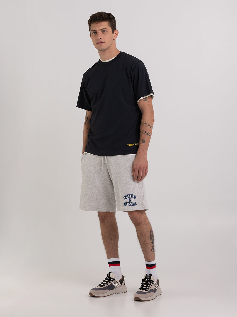 Agender fleece shorts with arch letter logo print