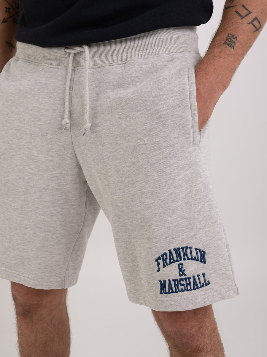Agender fleece shorts with arch letter logo print