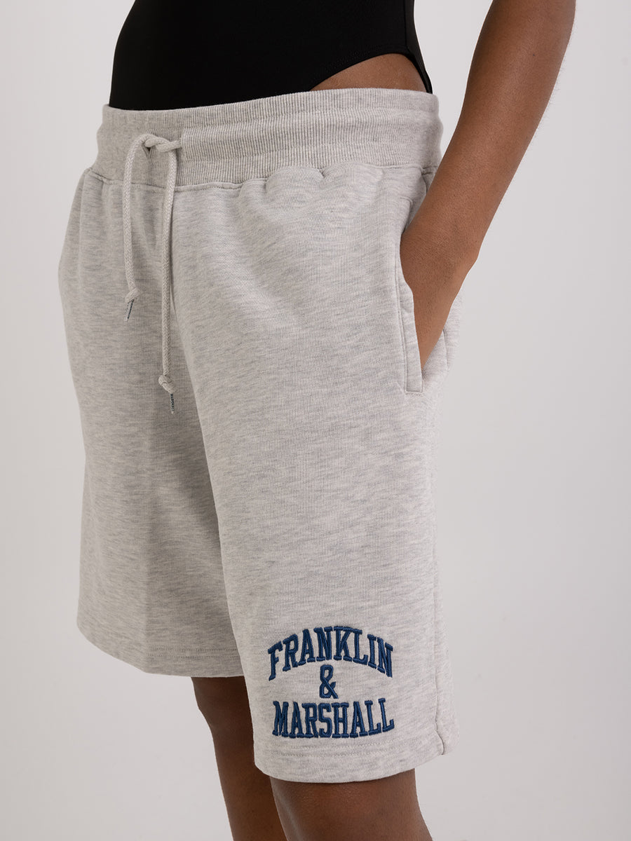 Agender fleece shorts with arch letter logo print